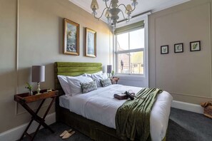 2 habitaciones, tabla de planchar con plancha, cuna de viaje y wifi 