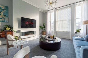 TV, fireplace