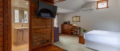 Casa de campo Deluxe | Zona de estar | Una Smart TV, una impresora