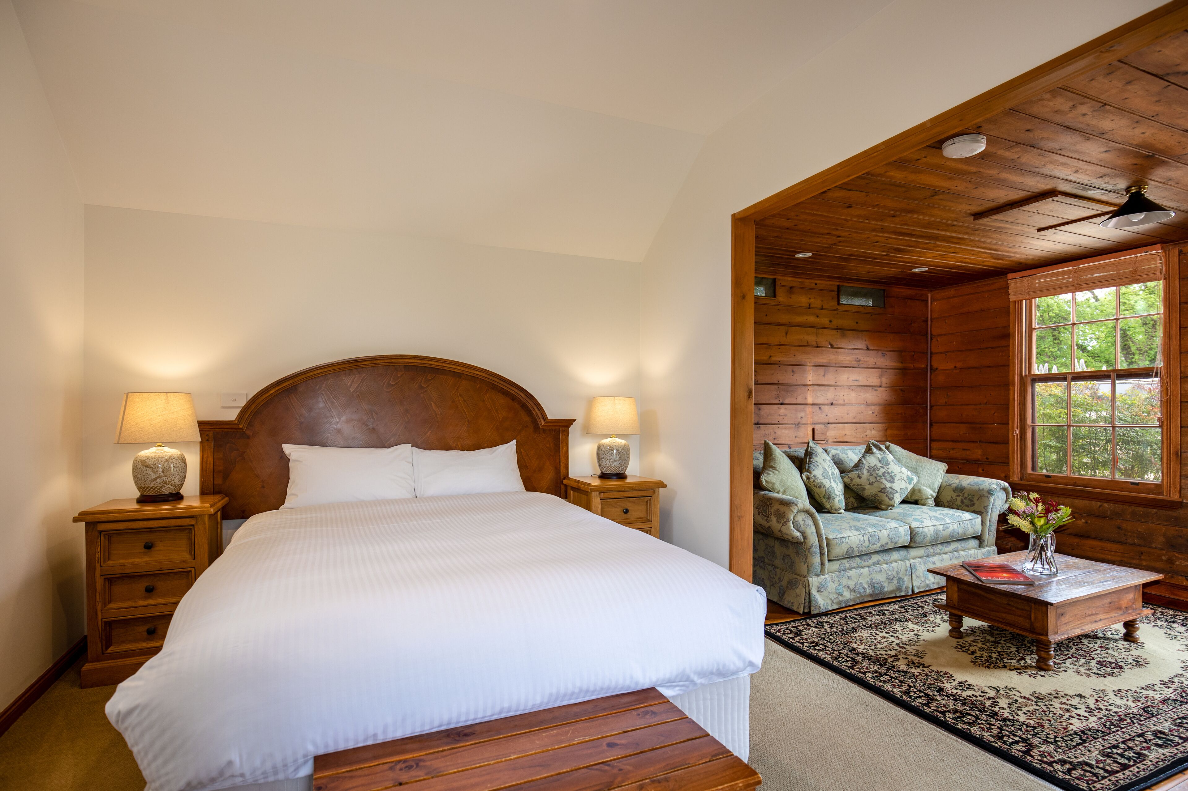 Deluxe cottage | Woonkamer | Smart-tv en een printer