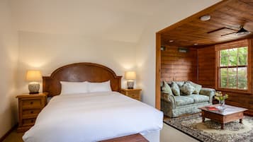 Deluxe cottage | Woonkamer | Smart-tv en een printer