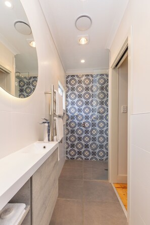 Habitación Deluxe doble | Baño | Ducha, secador de pelo y toallas