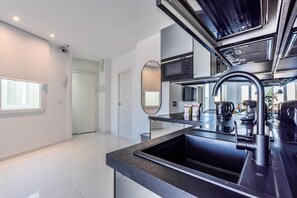 KylskÄp, mikrovÄgsugn, spishÀll och kaffe- och tebryggare