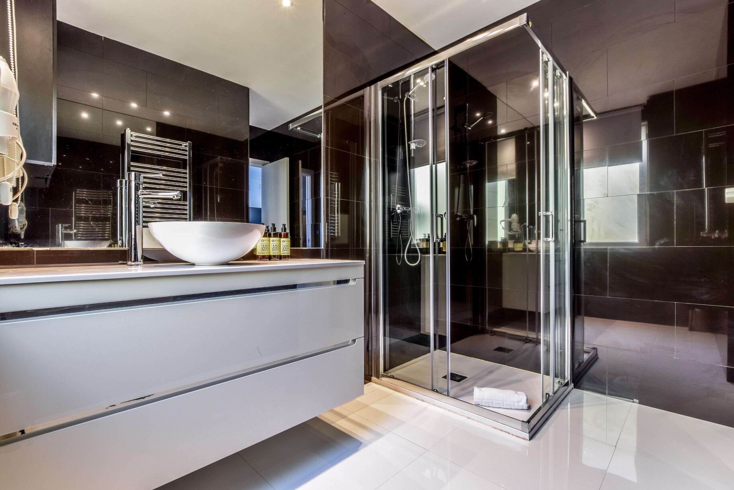 Een douche, een haardroger, handdoeken