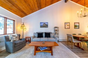 TV, fireplace, stereo - Remodeled home near Eagle Lodge – Jacuzzi, Wi-Fi, Parking (Mammoth Lakes)