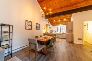 Dining - Remodeled home near Eagle Lodge – Jacuzzi, Wi-Fi, Parking (Mammoth Lakes)