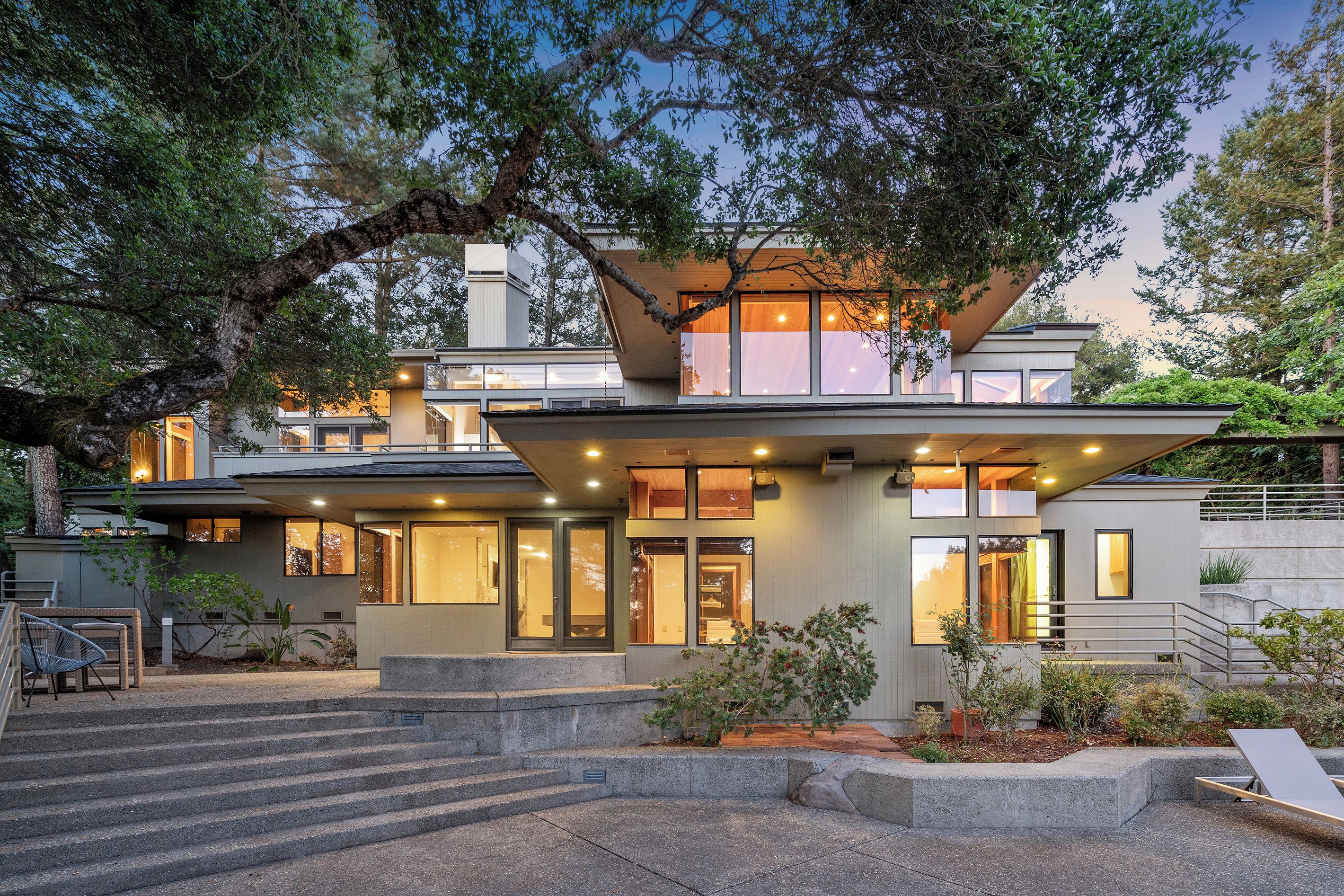 5 bedroom home with a heated saltwater pool, hot tub, 6 pool loungers, outdoor sectional couch, outdoor dining table, and an outdoor bar area.