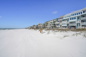 Um hotel à beira-mar com vários níveis e varandas com vista para o oceano.