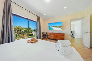 4 bedrooms, iron/ironing board, WiFi, bed sheets