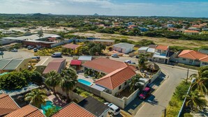 A residential area with houses, a swimming pool, and a road. - Spacious 1-bed w/ courtyard near Palm Beach (Palm Beach)