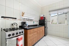 Een koelkast, een magnetron, een oven, een kookplaat