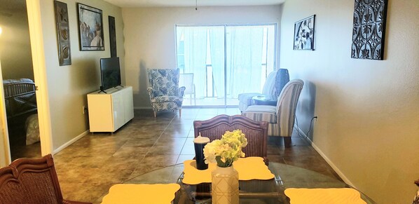 TV - Sunshine 2-bedroom apartment 5 mile from Siesta Beach (Sarasota)