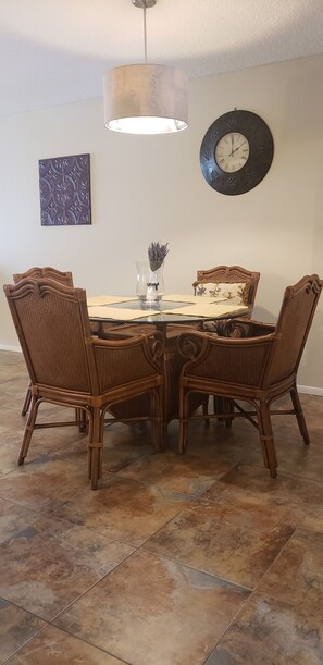 Dining - Sunshine 2-bedroom apartment 5 mile from Siesta Beach (Sarasota)