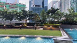 Una piscina al aire libre
