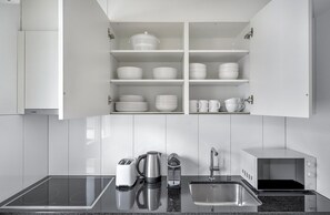 Frigorifero, microonde, forno, piano cottura