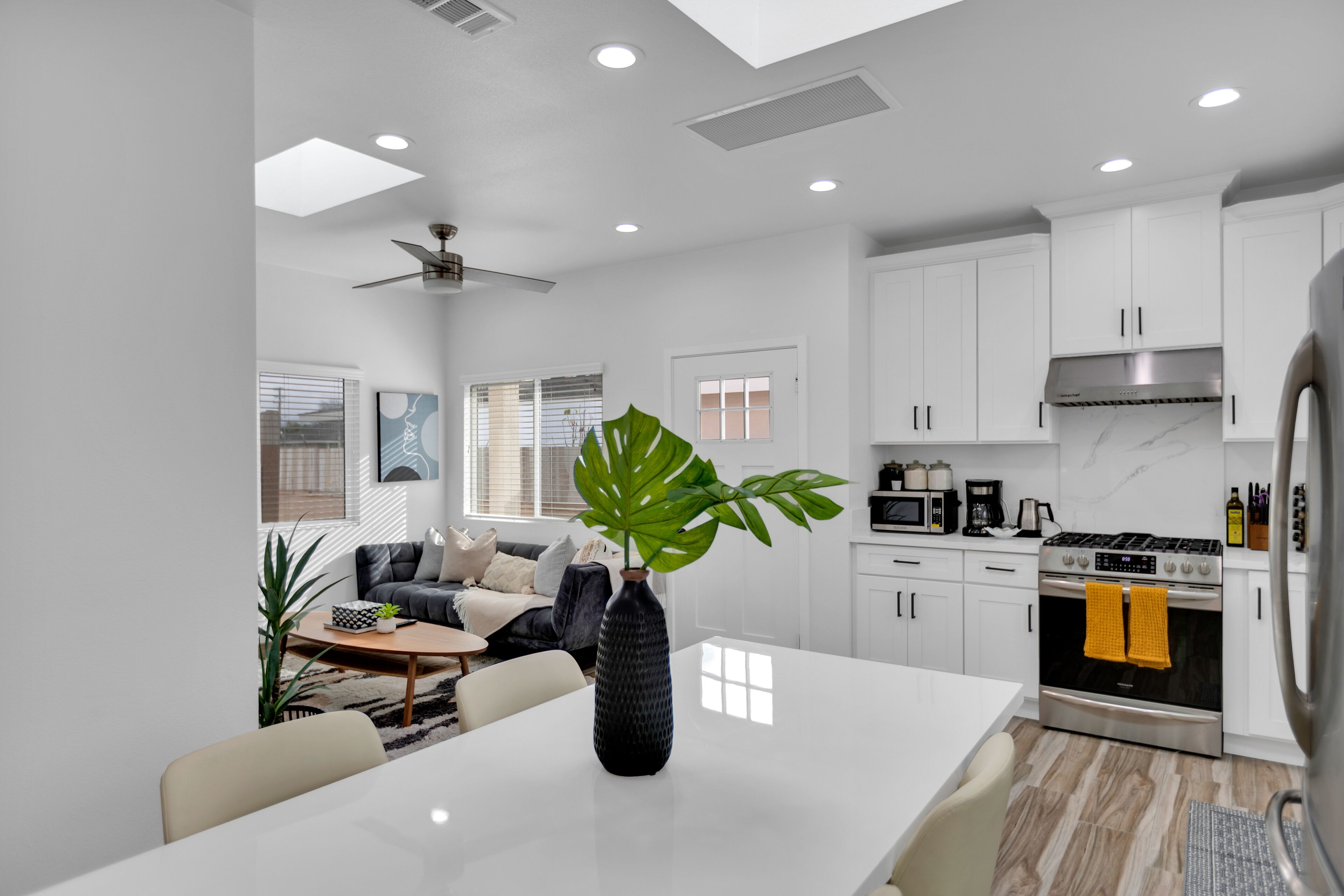 Refrigerador, microondas, horno, placa de cocina