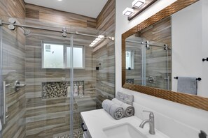 تجهيزات دش، مجففات شعر، مناشف، صابون