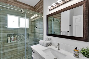 Shower, hair dryer, towels, soap - Newly Built, The Modern Disneyland Escape w/ EV Charging, Near Convention Center (Garden Grove)