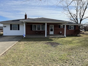 Exterior - Ranch home American Spa hot tub for 6, sleep number bed , pool table, smart tvs! (London)