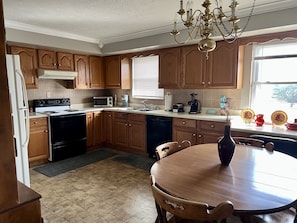 Fridge, microwave, oven, stovetop - Ranch home American Spa hot tub for 6, sleep number bed , pool table, smart tvs! (London)