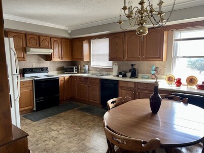 Ranch home American Spa hot tub for 6, sleep number bed , pool table, smart tvs!