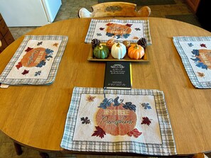 Dining - Ranch home American Spa hot tub for 6, sleep number bed , pool table, smart tvs! (London)