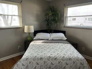 2 bedrooms, iron/ironing board, free WiFi, bed sheets - Ranch home American Spa hot tub for 6, sleep number bed , pool table, smart tvs! (London)