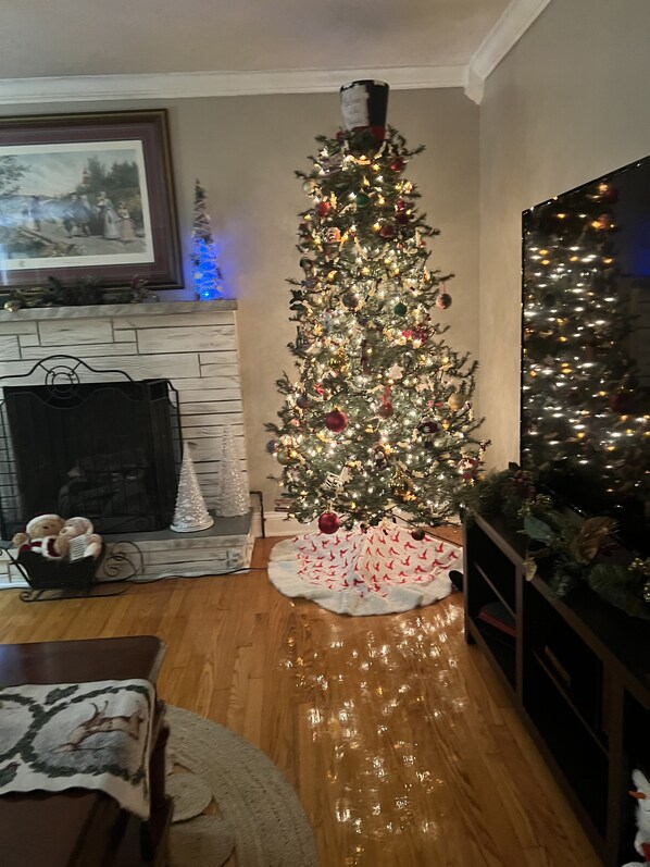 Interior - Ranch home American Spa hot tub for 6, sleep number bed , pool table, smart tvs! (London)