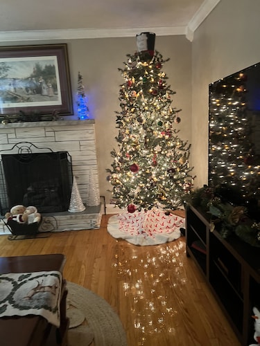 Ranch home American Spa hot tub for 6, sleep number bed , pool table, smart tvs!