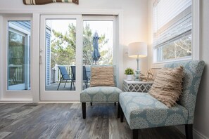 TV, books, offices - Secluded 3min Walk to Beach! Private Pool & Spa (Corolla)