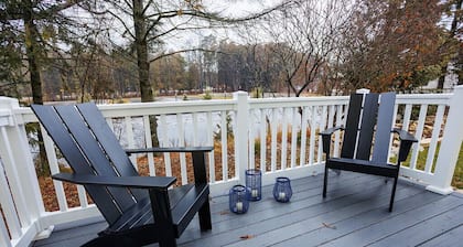 Walkable home to downtown Fish Creek- outdoor community pool