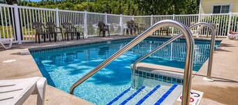 Walkable home to downtown Fish Creek- outdoor community pool