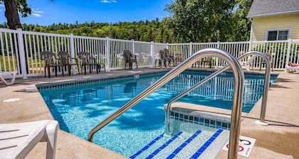 Walkable home to downtown Fish Creek- outdoor community pool