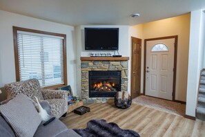 Fireplace - Walkable home to downtown Fish Creek- outdoor community pool (Fish Creek)