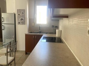 Fridge, oven, stovetop, coffee/tea maker