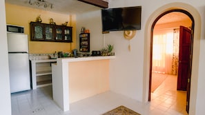 Refrigerador, horno, parrilla de estufa y cafetera y tetera