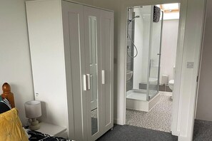 Combined shower/bathtub, hair dryer, towels