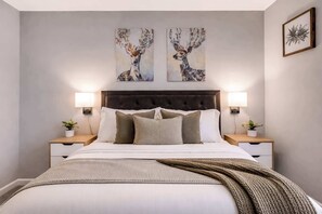 5 bedrooms, desk, iron/ironing board, free WiFi - Newly-Built Family Retreat w/ Hot Tub, Sauna, Games (East Stroudsburg)