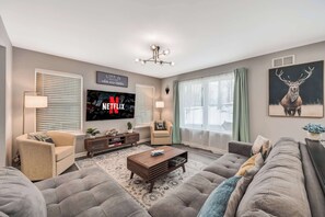 Smart TV, caminetto, videogiochi, tavolo da ping pong