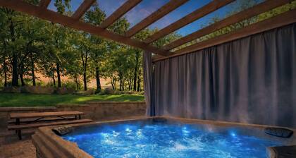 Newly-Built Family Retreat w/ Hot Tub, Sauna, Games
