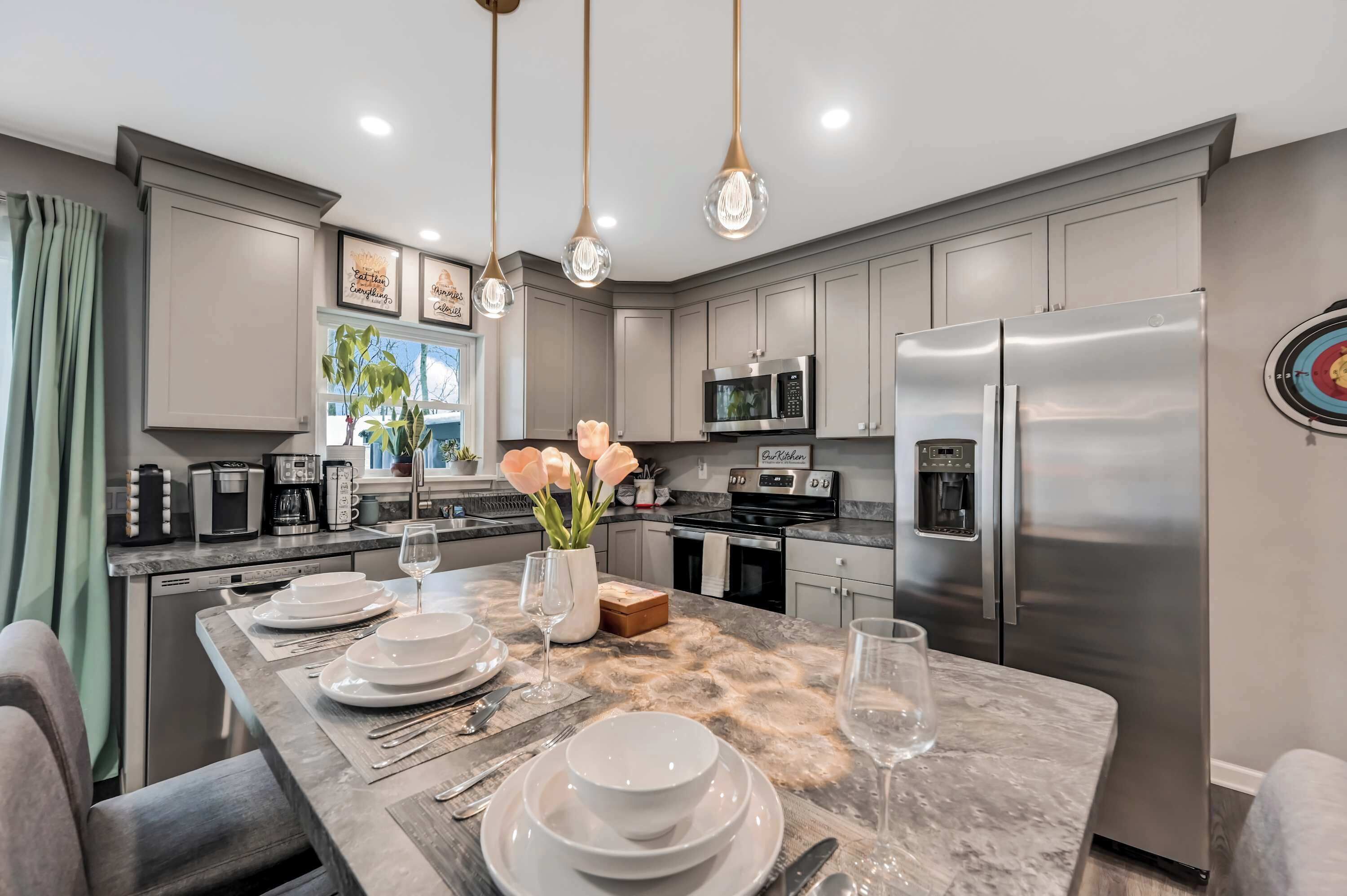 Frigorífico, microondas, horno y placa de cocina