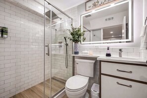 Douche, sèche-cheveux, shampoing
