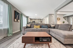 TV connectée, cheminée, jeux vidéo, table de tennis de table