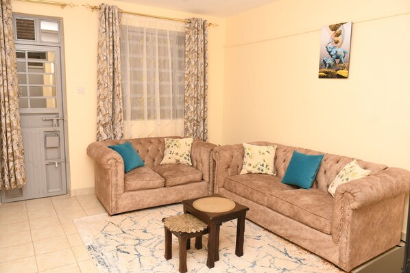 TV - Apartment Sleeps 4 with Two Bathrooms (Thika)