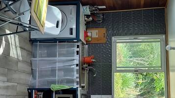 Kühlschrank, Mikrowelle, Herdplatte, Kochgeschirr/Geschirr/Besteck