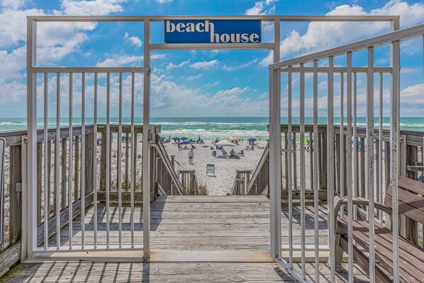 在海滩、沙滩椅、沙滩毛巾