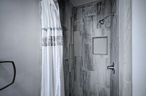 Suihku, hiustenkuivaaja, pyyhkeet, saippua