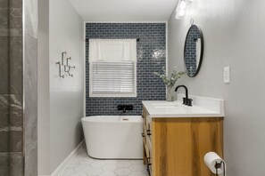 Douche, sèche-cheveux, bidet, serviettes fournies