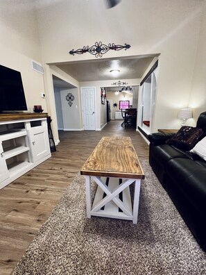 Smart-TV, Tischfußball, Bücher