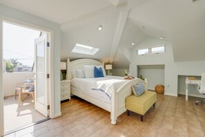 3 habitaciones, escritorio y tabla de planchar con plancha 